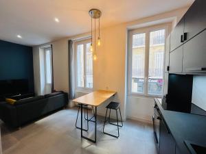 Kuchyňa alebo kuchynka v ubytovaní Joli T2 Moderne au Coeur de Marseille - Place Castellane