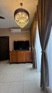 Телевизор и/или развлекательный центр в AHM Homestay at Indah Alam Condo 2bedroom 1bathroom