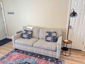 ヒルトン・ヘッド・アイランドにあるUpdated 2 bedroom Beach Bungalow - Walk to the beachのソファとラグのあるリビングルーム