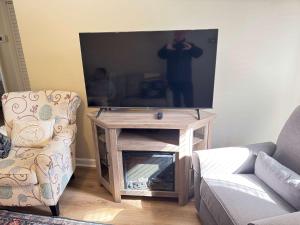 ヒルトン・ヘッド・アイランドにあるUpdated 2 bedroom Beach Bungalow - Walk to the beachのリビングルーム(テレビ、暖炉付きテーブル付)