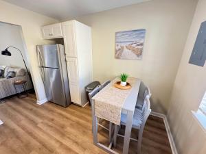 ヒルトン・ヘッド・アイランドにあるUpdated 2 bedroom Beach Bungalow - Walk to the beachのテーブルと冷蔵庫のあるダイニングルーム +22枚の写真