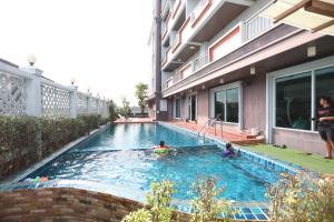 Bazén v ubytování Convenient Grand Plus Hotel Suvarnabhumi nebo v jeho okolí