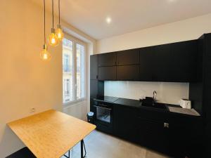 Kuchyňa alebo kuchynka v ubytovaní Joli T2 Moderne au Coeur de Marseille - Place Castellane