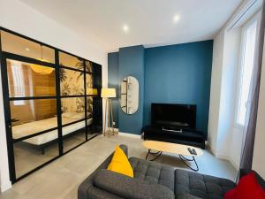 Televízia a/alebo spoločenská miestnosť v ubytovaní Joli T2 Moderne au Coeur de Marseille - Place Castellane