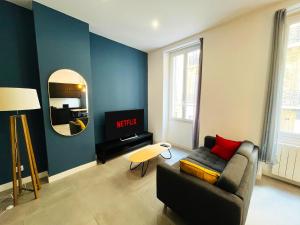 Televízia a/alebo spoločenská miestnosť v ubytovaní Joli T2 Moderne au Coeur de Marseille - Place Castellane
