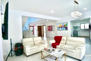 a living room with a couch and a table at Villa Pravda Paradise Guerra in La Caoba