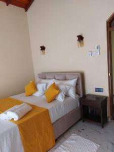 Letto o letti in una camera di Solace Inn RESIDENCE - 5 Min Walk to Beach