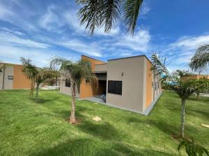 una casa con palme nel cortile di Grandes Lagos Resort a Santa Clara dʼOeste