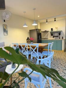a dining room with a table and chairs and a kitchen at Lindo Dúplex Centro Histórico in Guaduas