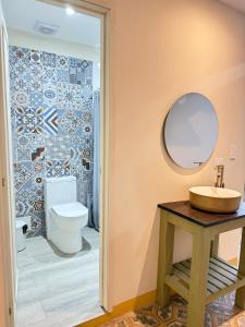 a bathroom with a sink and a toilet at Lindo Dúplex Centro Histórico in Guaduas