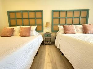 two beds sitting next to each other in a room at Lindo Dúplex Centro Histórico in Guaduas +4 photos
