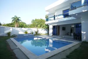 a swimming pool in the backyard of a house at Villa Pravda Paradise Guerra in La Caoba +23 photos