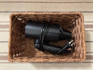 un asciugacapelli in un cesto di vimini di 7pp aloha stay OlympicPark KSPO JYP LotteWorld a Seul