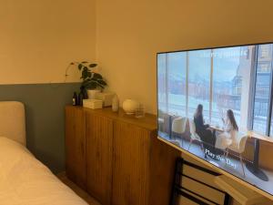 una camera da letto con una grande TV a schermo piatto di 7pp aloha stay OlympicPark KSPO JYP LotteWorld a Seul Altre 10 foto