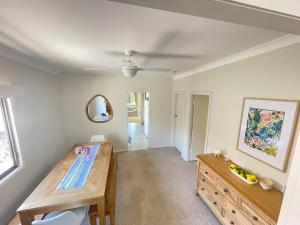 CopacabanaにあるSandy Feet Beach Houseのリビングルーム(木製テーブル、鏡付)