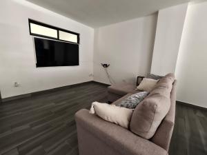 Una sala de estar con dos sofás y un televisor de pantalla plana. en Habitación comoda en Tijuana economica, en Tijuana