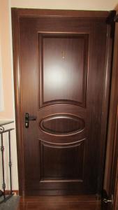 a door that is open to a room with a door at Hotel Al Palazzetto Set Fair in Ospedaletto dʼAlpinolo