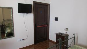 A television and/or entertainment centre at Hotel Al Palazzetto Set Fair