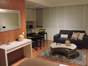 un soggiorno con un divano e un tavolo di RS Porto Boavista Studios a Porto Altre 17 foto