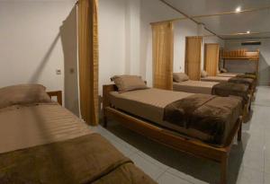 Rúm í herbergi á Darren Hostel