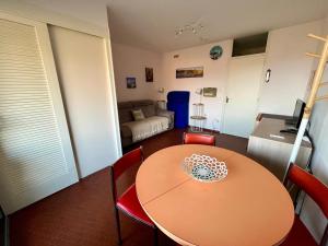 Télévision ou salle de divertissement dans l'établissement Studio avec terrasse, parking à 170m de la plage - FR-1-309-463