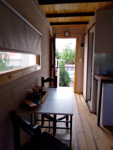 mały pokój ze stołem i oknem w obiekcie Casa Shanti w mieście Puerto Madryn