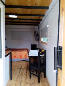 mały pokój z łóżkiem i biurkiem w obiekcie Casa Shanti w mieście Puerto Madryn