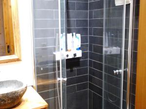 ein Badezimmer mit einer Glasdusche mit Waschbecken in der Unterkunft Apartment in Veysonnaz near Ski Gondola in Veysonnaz + 30 Fotos