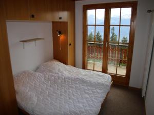 Extravagant apartment with view tesisinde bir odada yatak veya yataklar