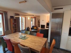 una cucina e un soggiorno con tavolo e sedie in legno di Chalet in Veysonnaz with valley view a Veysonnaz