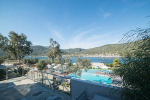 widok na ośrodek z basenem w obiekcie Lavender Cove w mieście Korfos