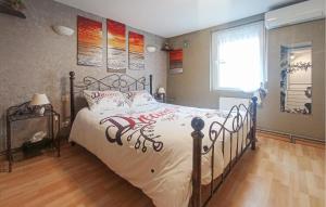Ένα ή περισσότερα κρεβάτια σε δωμάτιο στο Beautiful Home In Grand-Fort-Philippe +14 φωτογραφίες
