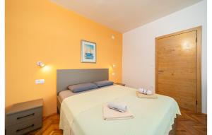 Ένα ή περισσότερα κρεβάτια σε δωμάτιο στο Awesome Apartment In Barbat Na Rabu