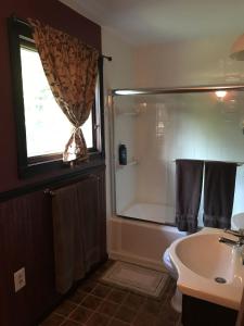 Ένα μπάνιο στο 4BR ski on ski off Hunter Mountain Highlands Condo