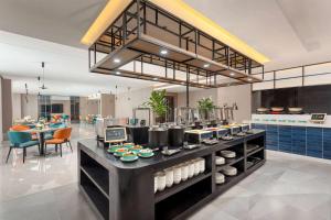 una cucina con bancone e stoviglie di Days Inn by Wyndham Xi'an Yanliang a Xi'an
