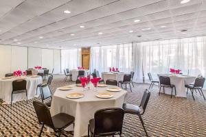 Restaurace v ubytování Ramada by Wyndham Santee I-95