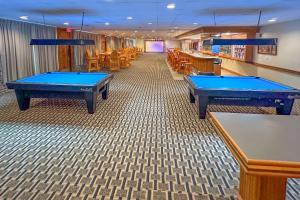 Biliár nebo kulečník v ubytování Ramada by Wyndham Santee I-95