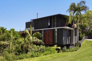 una casa en una colina con palmeras en Solar Eclipse, en Byron Bay