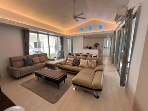 YakaSea Side Loco's的客厅里有一张沙发和一张桌子。