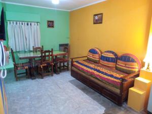 a living room with a couch and a table at Alojamiento EL DESCANSO in Olavarría