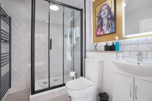 Un baño con ducha, inodoro y lavabo. en The Tarantino - Grampian Lettings, en Aberdeen