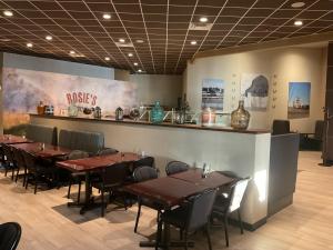 Un restaurant sau alt loc unde se poate mânca la Camrose Resort Hotel