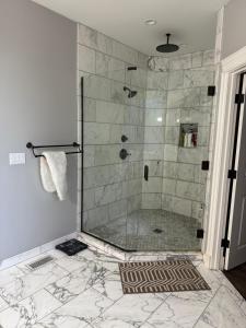 Ένα μπάνιο στο Bellevue Luxury Home