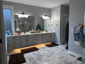 Ένα μπάνιο στο Bellevue Luxury Home