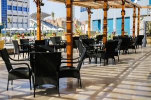 een rij tafels en stoelen op een patio bij Tolip Inn Maadi in Caïro