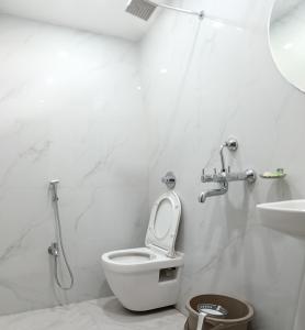 Koupelna v ubytování Hotel Embassy