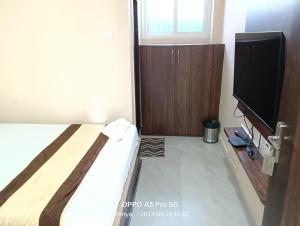TV a/nebo společenská místnost v ubytování Hotel Embassy