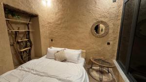Postel nebo postele na pokoji v ubytování بيت العريش Arish house