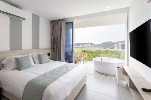 a hotel room with a bed and a bath tub at Porto Horizonte Apartamentos in Santa Marta +142 photos