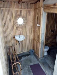クブペンロカンにあるLa Danu Glampingの洗面台とトイレ付きのバスルーム